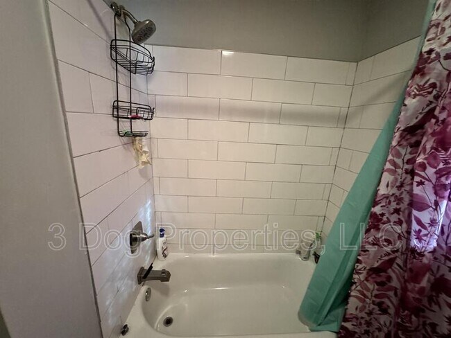 Building Photo - 524 S Holly St