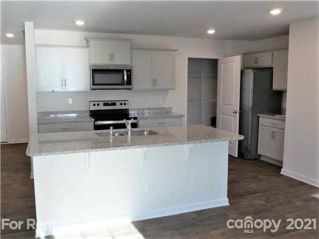 Building Photo - Beautiful Newer Home!!