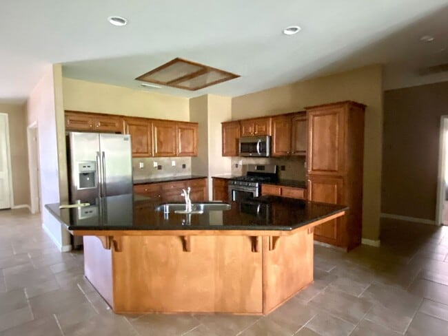 Building Photo - $2,395 Shields & Fowler, 4 Bedroom Home - ...