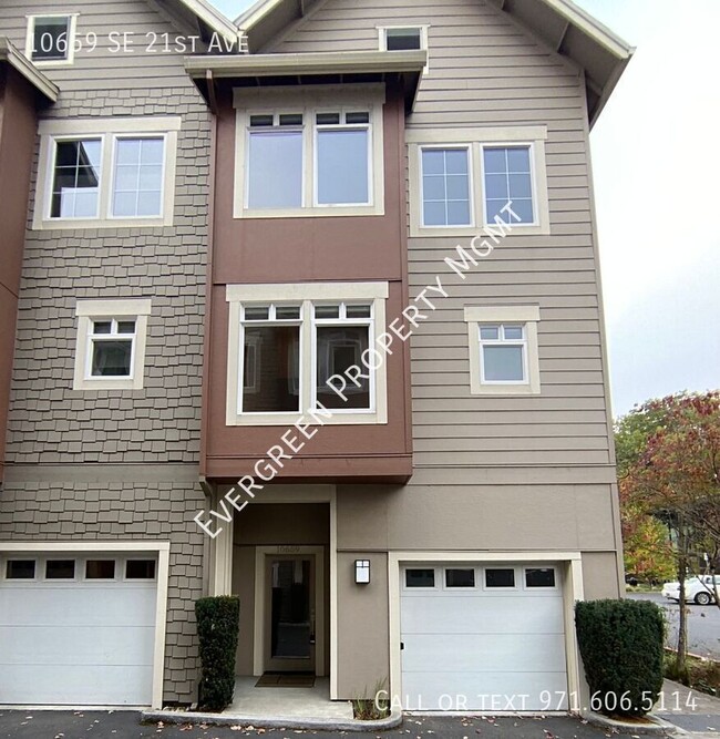 Building Photo - Conveniently Located Townhome With Bonus O...