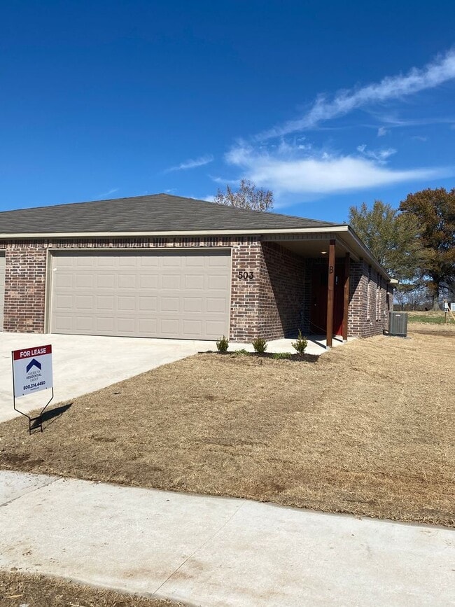 Building Photo - *Pre-leasing* Three Bedroom | Two Bathroom...