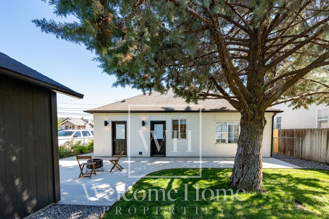 Foto del edificio - Updated 2 Bed Home with Detached Office & Fenced Yard