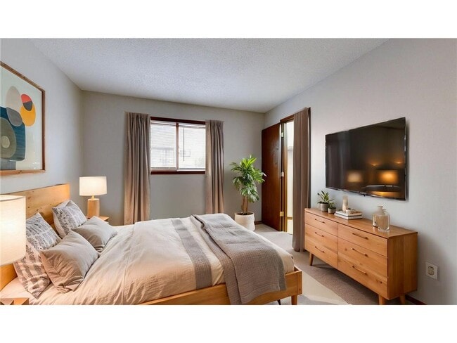 Building Photo - 924 21st Ave S