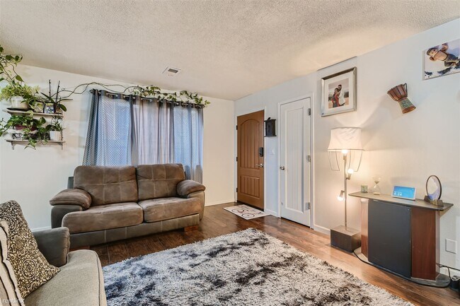 Foto del edificio - 2 br, 2 bath Townhome - 9927 Lane Street
