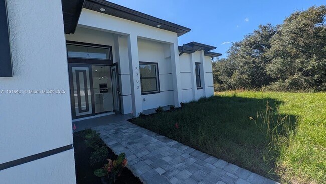 Foto del edificio - 3302 E 18th St