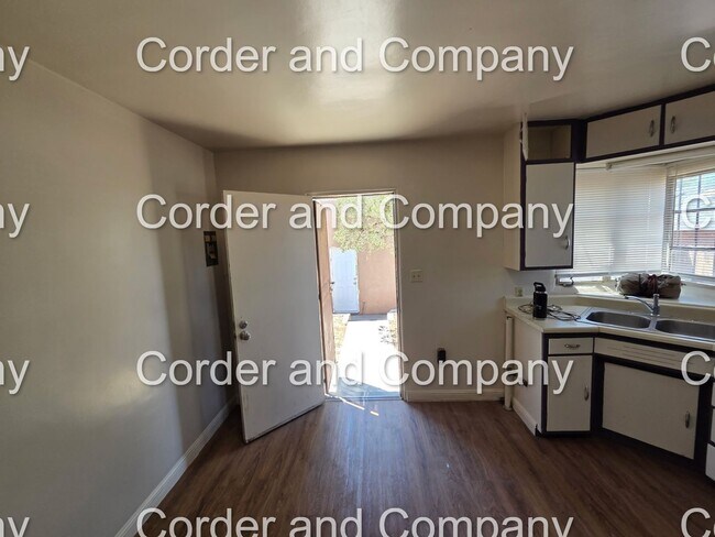 Building Photo - Cute 2 Bedroom 1 Bathroom Duplex Located i...