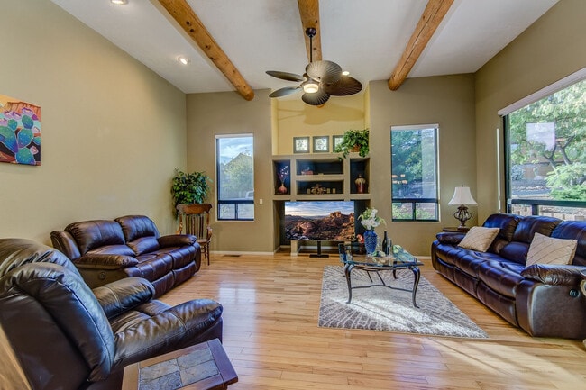 Building Photo - 215 Devils Kitchen Dr
