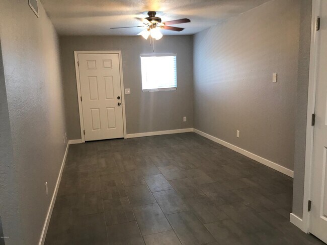 Foto del edificio - 9618 N 5th St