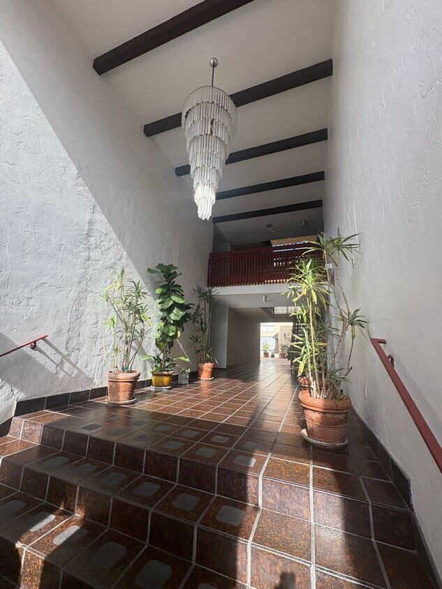 Foto principal - Spacious 2-Bed, 2-Bath Condo in Prime Culver City Location – Freshly Updated!