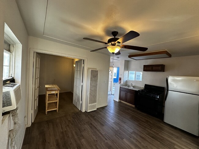 Building Photo - Cozy 1-Bedroom Gem in the Heart of Denver!"