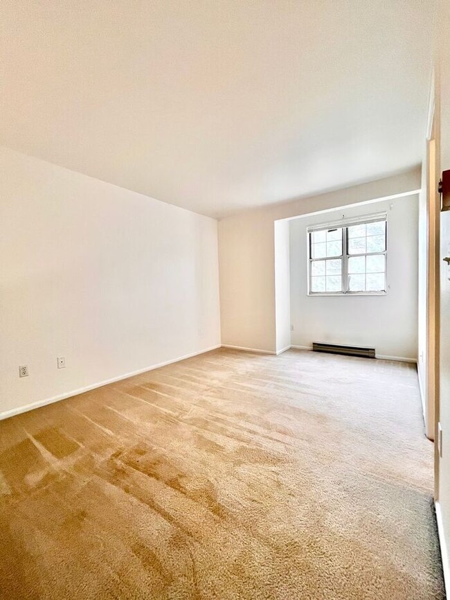 Foto del edificio - Spacious & Beautiful 1 Bedroom with a Loft...