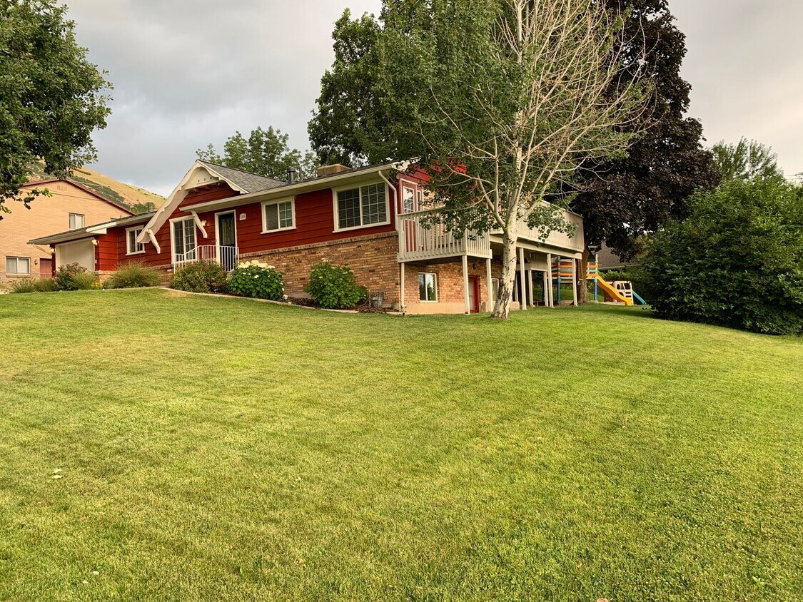 Foto principal - Wonderful 5 Bed, 2.5 Bath Home in Centervi...