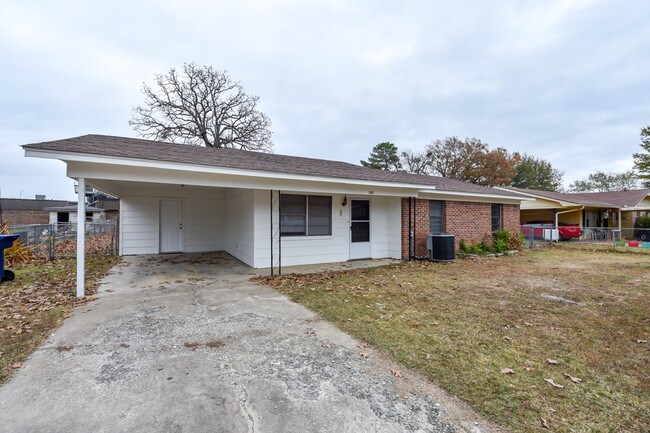 Building Photo - 705 Varner Dr