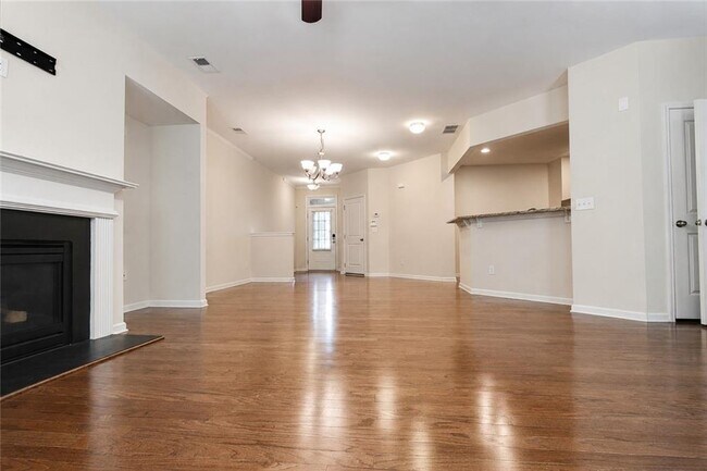 Building Photo - 2132 Greencrest Cir