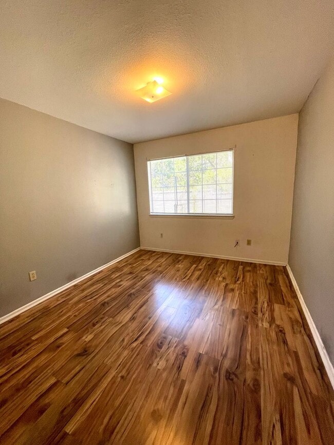 Building Photo - 2/2 Duplex in Country Setting