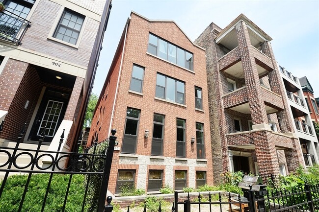 Building Photo - 900 W Roscoe St