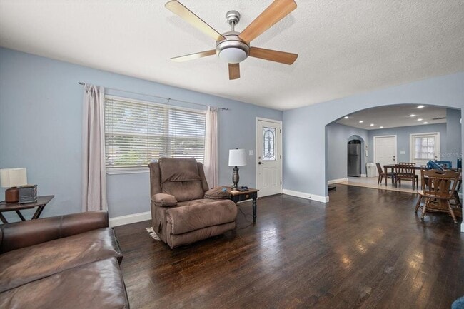 Building Photo - 908 S Palm Dr SW