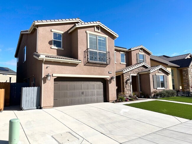 Foto del edificio - Large 4 Bedroom Home Near Clovis East