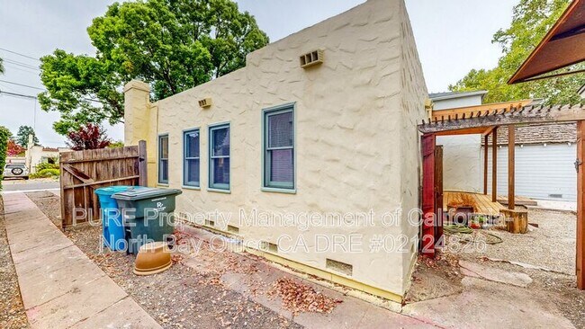 Building Photo - 737 Oak St