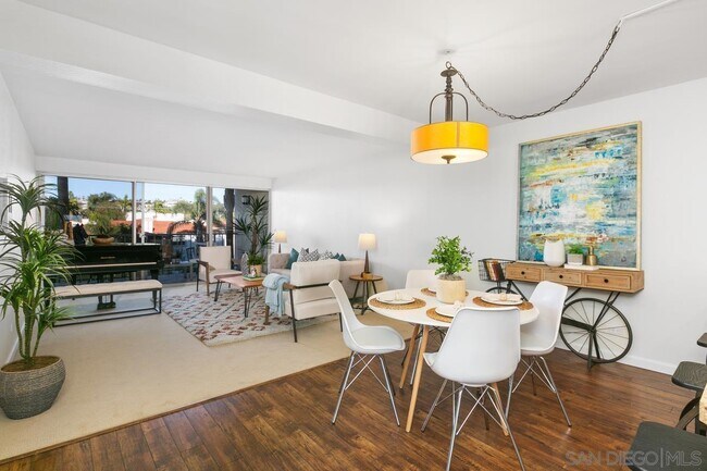 Foto del edificio - 4944 Cass St