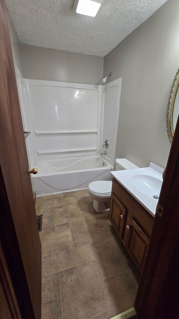 Foto del edificio - 2 Bedroom Home - Detached Garage!