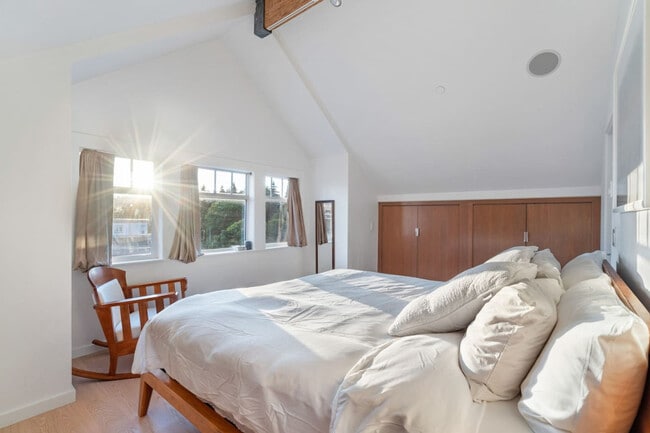 Building Photo - 2200 Heather St