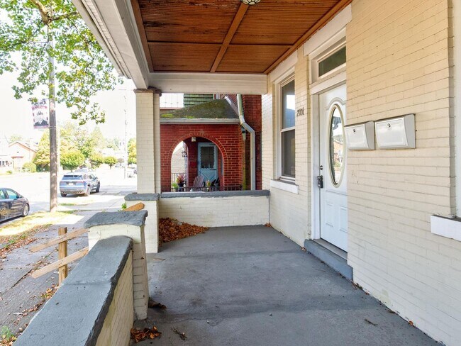 Building Photo - 2106 7th Ave