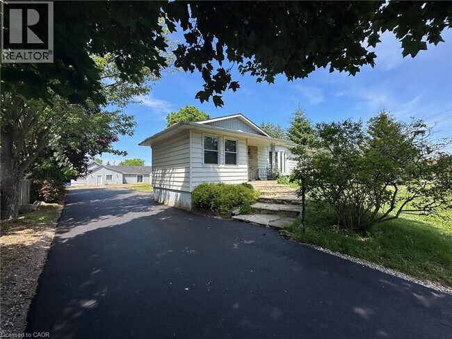 Photo du bâtiment - 251 King St E