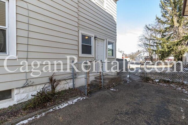 Building Photo - Large Single Family home in Trenton