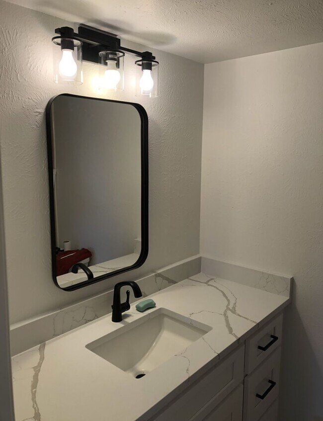 Building Photo - Fully Remodeled 2 Bed 2 Bath Top Floor Con...