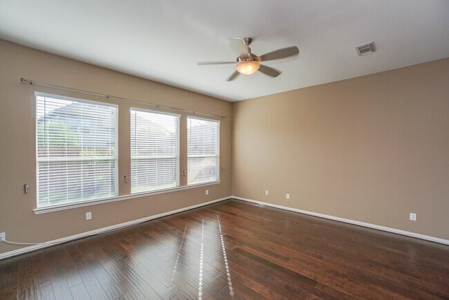 Foto del edificio - 7102 Thistlewood Park Ct