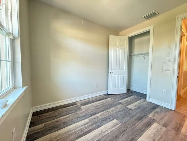 Building Photo - Live the Southwest Florida lifestyle in this lakefront villa in South Naples!