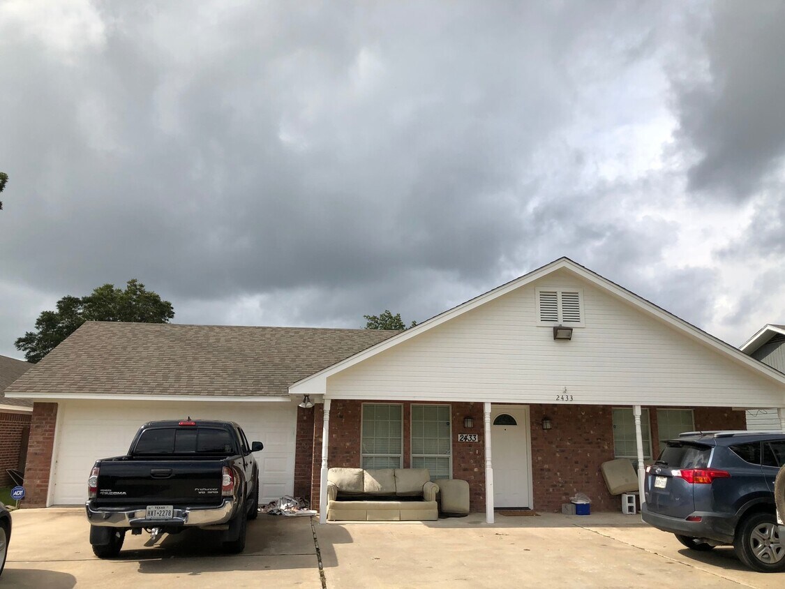 Primary Photo - Spacious 4/4 House with Yard in the Baylor...