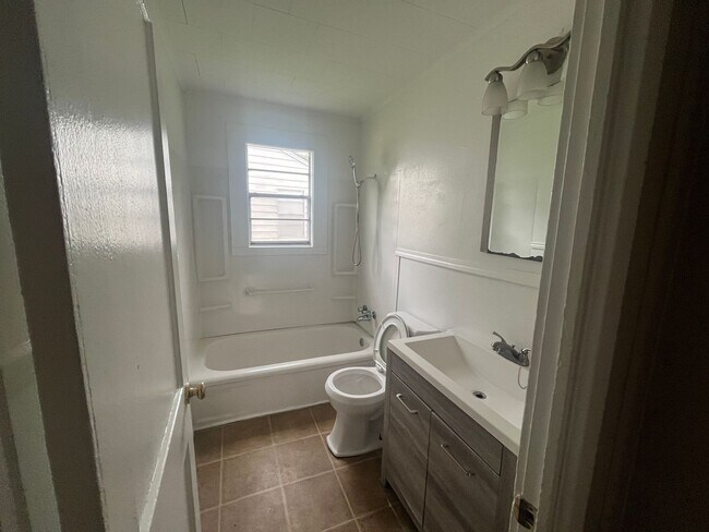 Foto del edificio - 2 Bedroom Plus bonus room 1 bath Home in Jacksonville