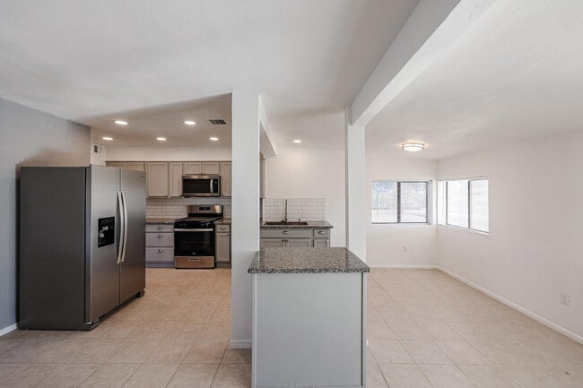 Building Photo - 11417 N Hacienda Dr