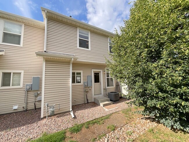 Building Photo - 2 Bedroom Townhome Available Near S Circle...