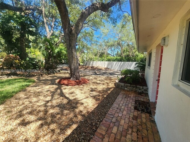 Building Photo - 16575 Old Cutler Rd
