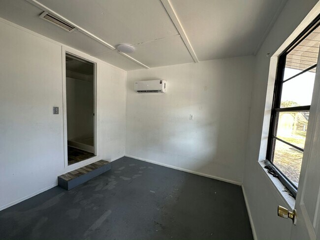 Foto del edificio - 14035 W River Rd