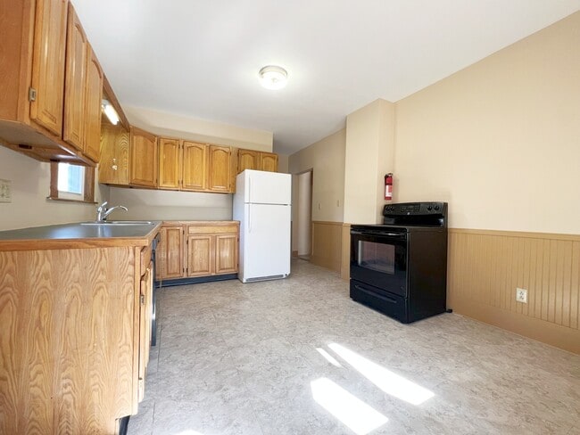Building Photo - 17 Linden Pl