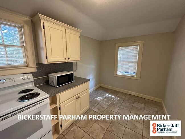 Building Photo - Charming Unit In The Lake Bottom Area Near...