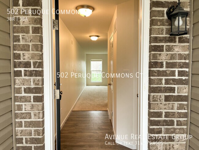 Building Photo - Amazing Townhome!
