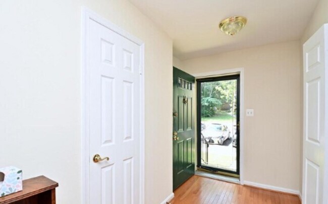 Foto del edificio - Charming 3-Level Townhome Backing to Woods in Prime Alexandria Location