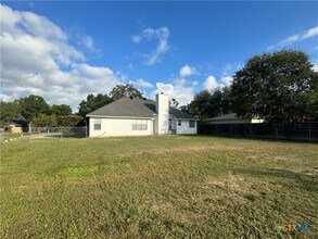 Building Photo - 521 Woodlake Dr