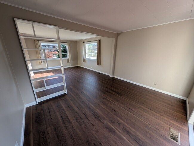 Foto del edificio - Available Now in Navy Yard City! New Floors & Paint! Tons of Space & Storage.