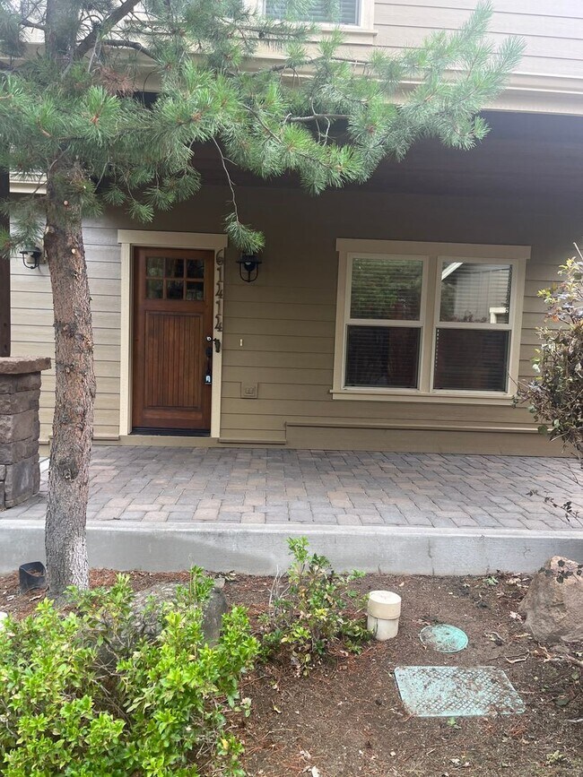 Building Photo - Beautiful two story home with 3 bedrooms a...