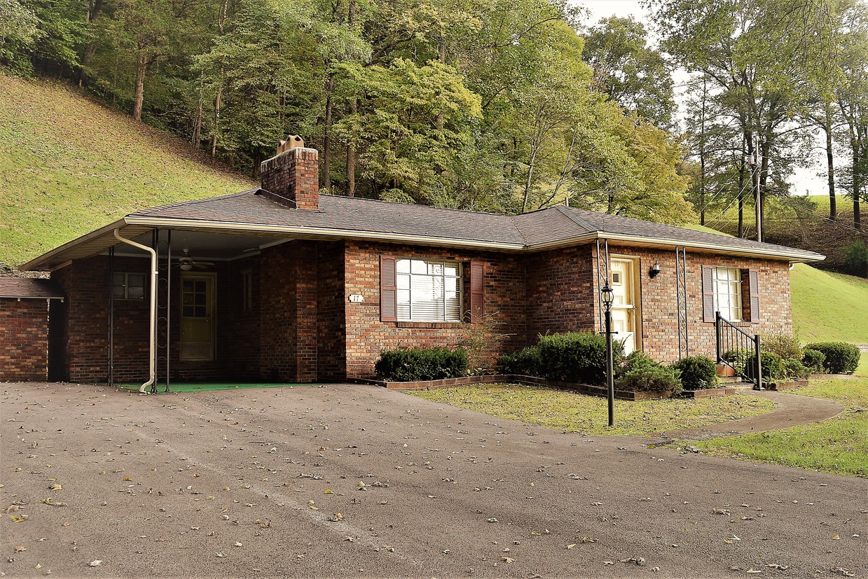 17 Kinnikinnick Ln, Pikeville, KY 41501 House Rental in Pikeville, KY