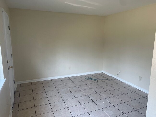 Building Photo - 1/1 LOCATED BY FSU STADIUM 850$ MONTHLY