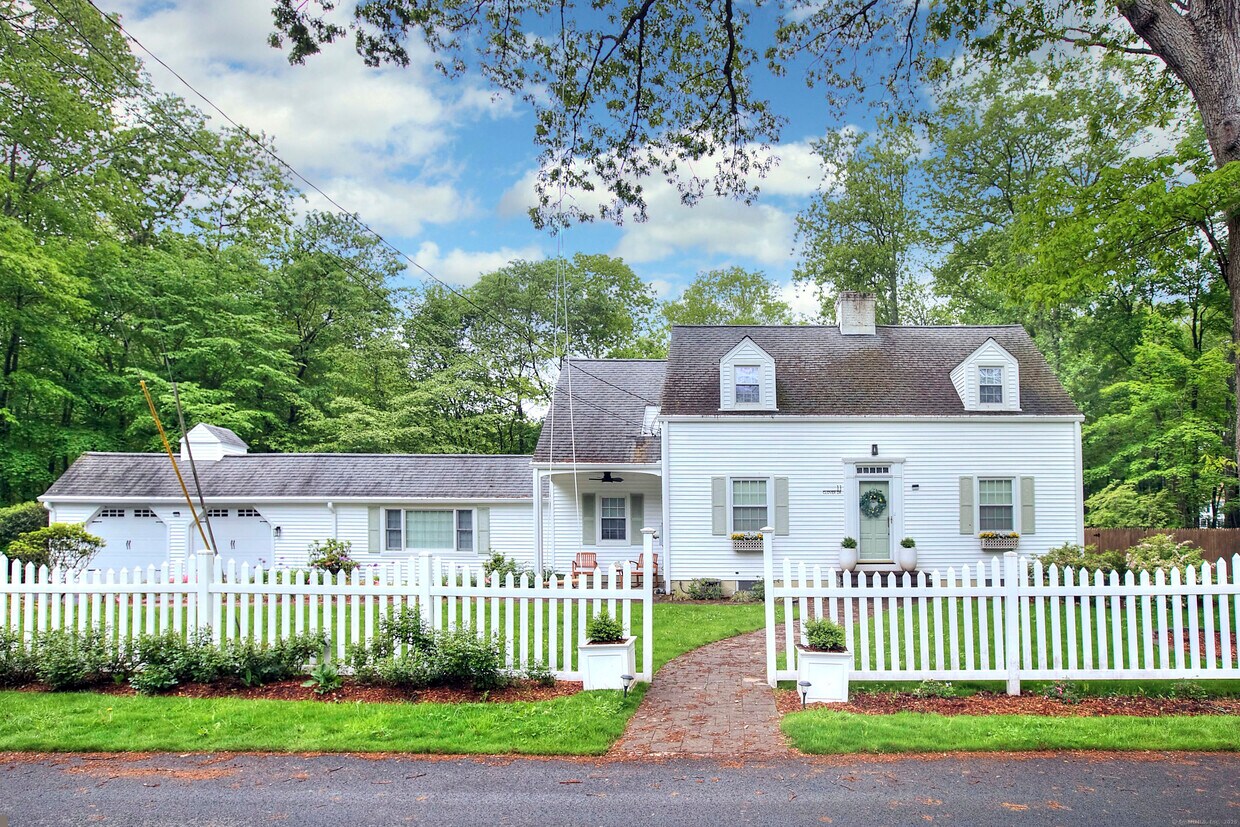 Primary Photo - 11 Clover Dr