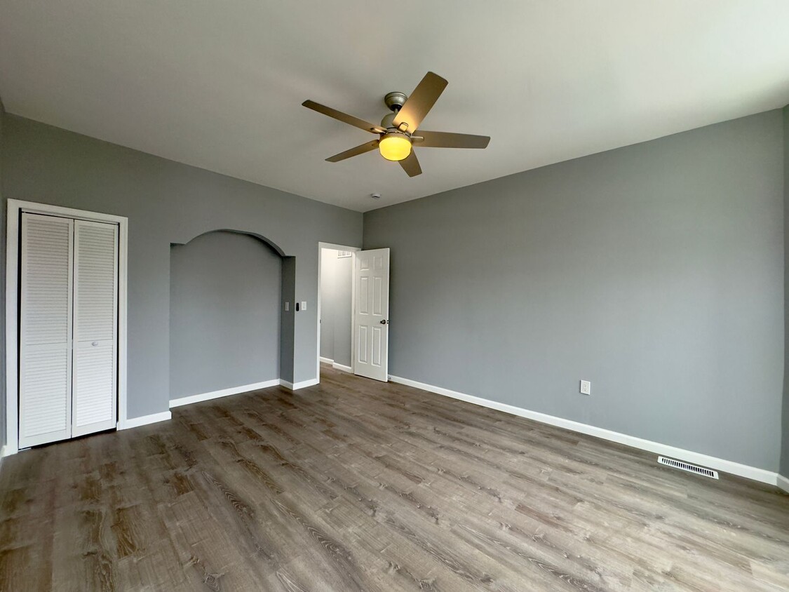 Foto principal - Spacious 4-Bedroom Townhome with Modern Am...