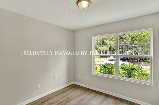 Foto del edificio - 6064 Diamond St